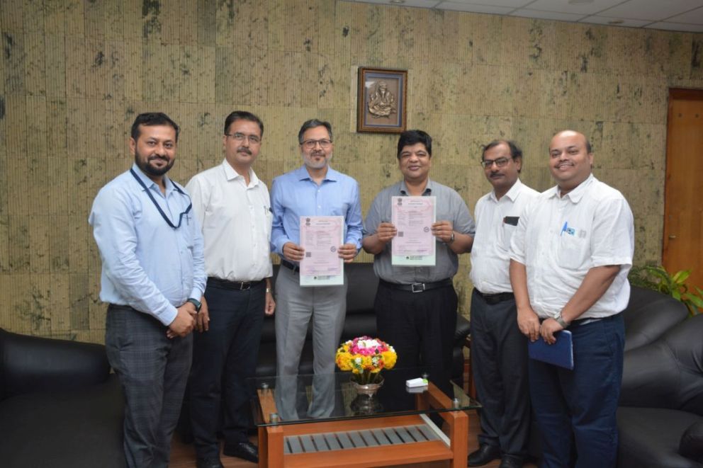 SAIL BSP Director IC Anirban Dasgupta and mjunction MD Vinaya Varma during the contract signing along with other top SAIL and mjunction officials.jpg